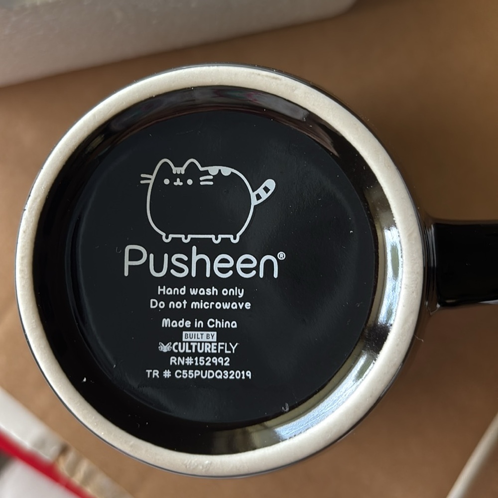 Pusheen Midnight Meowgic Heat Changing Mug - Picture 5 of 5